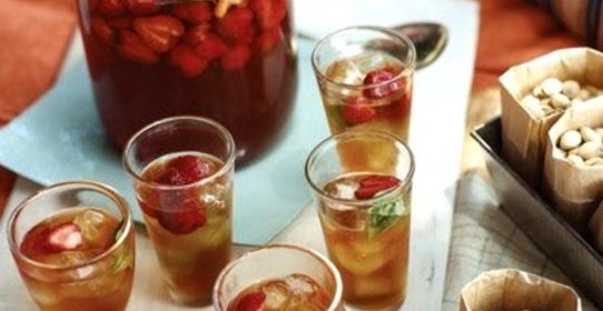 Летний холодный чай с клубникой