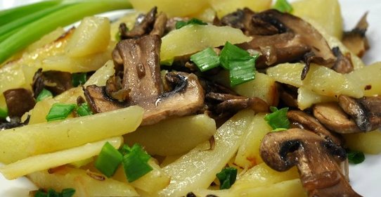 Жареная картошка с шампиньонами и луком