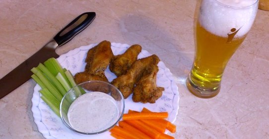 Куриные крылышки во фритюре со свежими овощами и сырным соусом