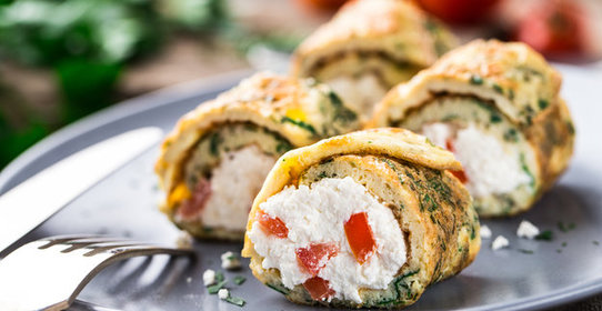 Рулетики из омлета со сливочным сыром