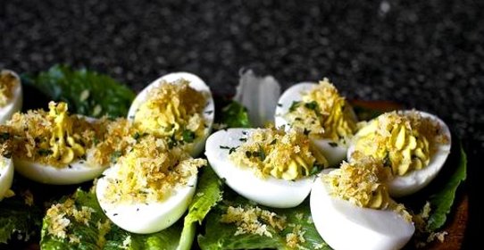 Салат с фаршированными яйцами