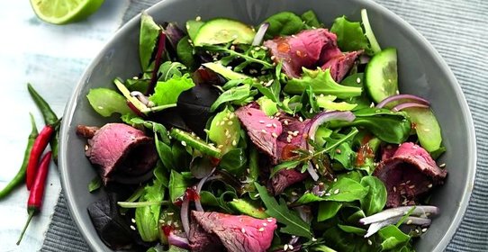 Тайский салат с говядиной, маринованной в устричном соусе