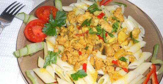 Пенне с индюшиным фаршем и грибами