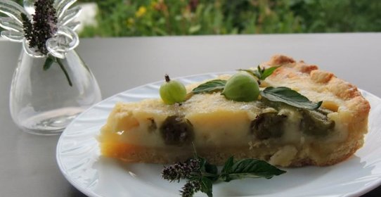 Песочный пирог с яблоком и крыжовником