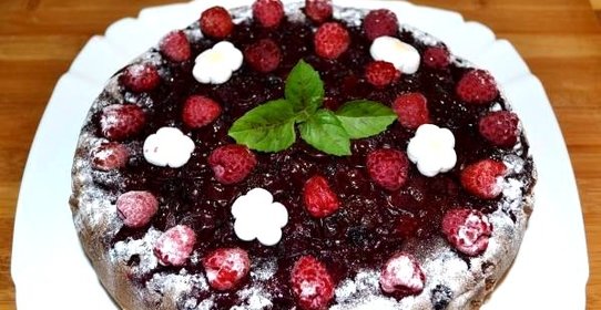 Шоколадный торт Ягодная поляна