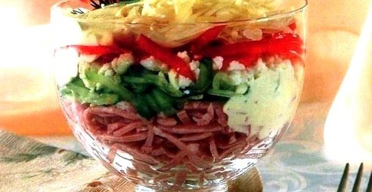 Слоеный салат-коктейль с ветчиной и болгарским перцем