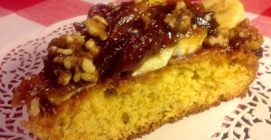 Кукурузный пирог с фруктами и орехами