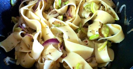 Паппарделле с карамелизованным луком и пармезаном