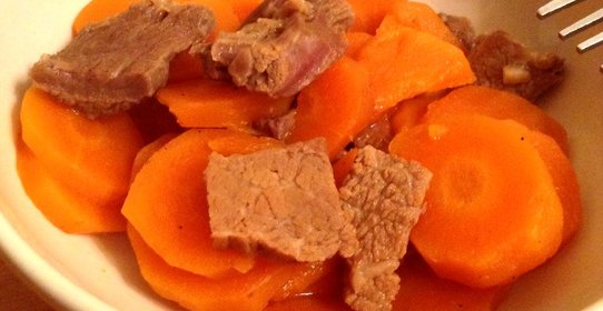 Мягкая говядина, тушеная с морковью и луком