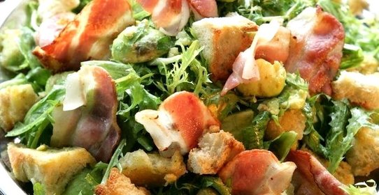 Салат айсберг с беконом и авокадо