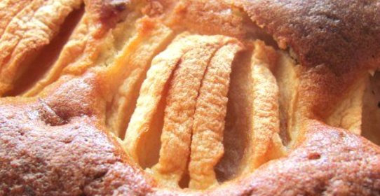 Пирог с курагой и яблоками