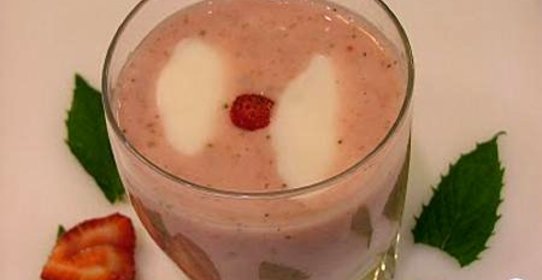 Витаминный напиток с мятой и клубникой