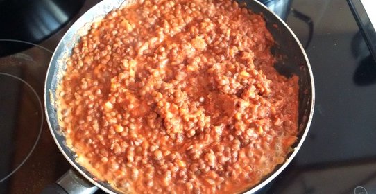 Чечевица с чесноком в томатном соусе