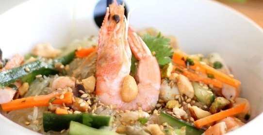 Салат из рисовой лапши с креветками и кешью