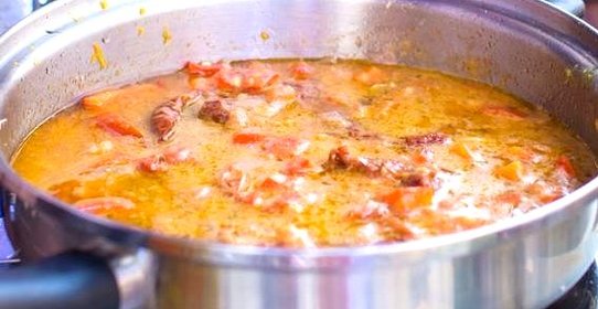 Спагетти с соусом из песто и помидоров