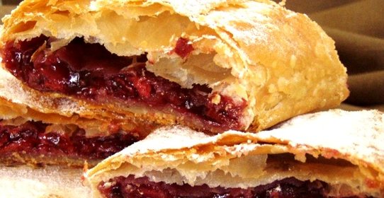 Штрудель с вишней из теста фило