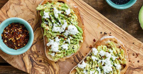 Тосты с авокадо и козьим сыром