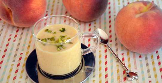 Йогуртовый напиток с персиками и фисташками