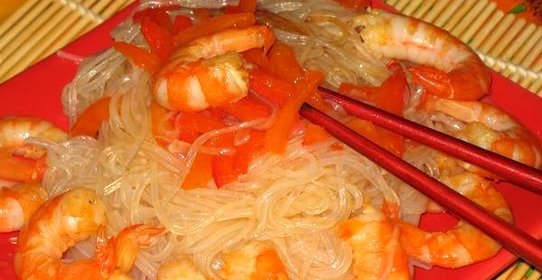 Лапша с креветками и овощами