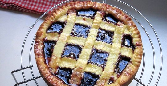 Пирог с вишневым вареньем