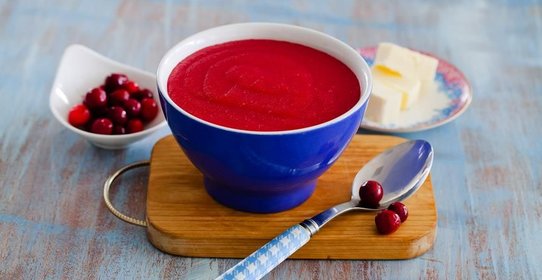 Манная каша на клюквенном соке в мультиварке