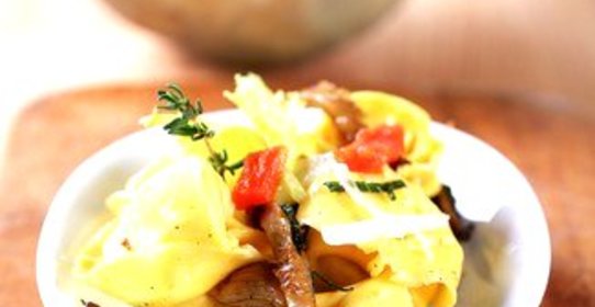 Салат из тортеллини с ветчиной, сладким перцем и сельдереем