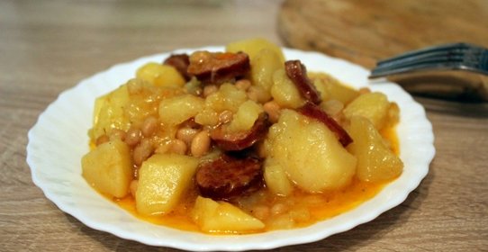 Рагу с сырокопчеными колбасками и фасолью