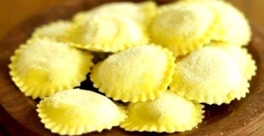 Равиоли с копченым лососем в сливочном соусе