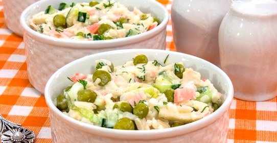 Салат с кальмарами, огурцами и горошком