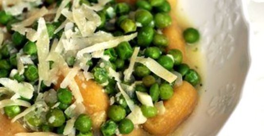 Паста с чесночно-миндальным соусом, мятой, базиликом и горошком