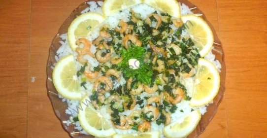 Салат с рисом, креветками и чесноком
