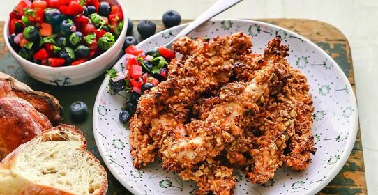 Курица в ореховой панировке с сальсой