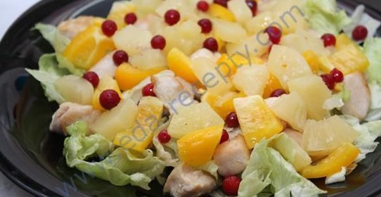 Салат с курицей и ананасами