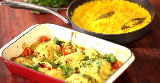 Курица в соусе из йогурта с карри, с гарниром из риса