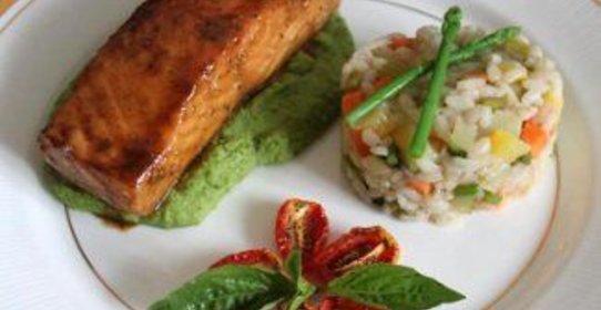 Лосось в медово-бальзамической глазировке с мятным гороховым пюре и овощным ризотто