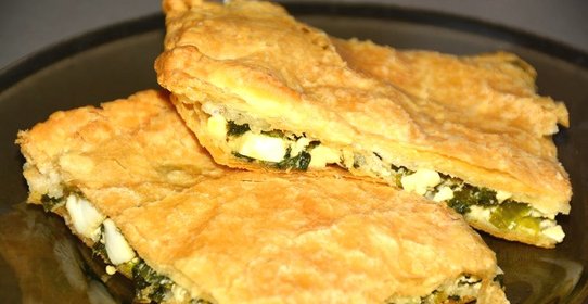 Слоеный пирог с зеленым луком и яйцом