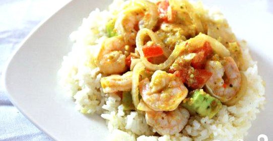 Салат из креветок, яиц и помидора