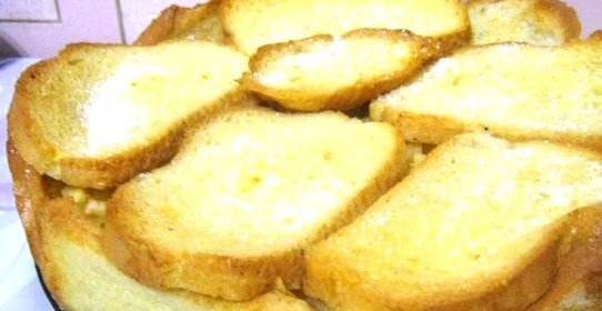 Шарлотка из батона с яблоками