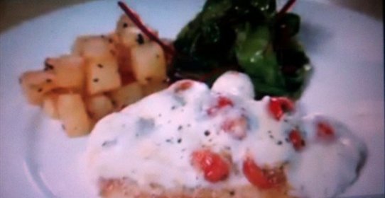 Запеченная куриная грудка под соусом из томатов, базилика и моцареллы