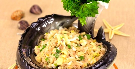 Салат из консервированной горбуши