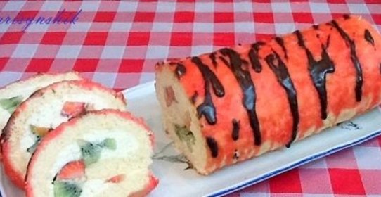 Рулет бисквитный с киви и клубникой