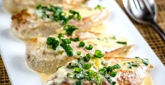 Курица в сметане с луком