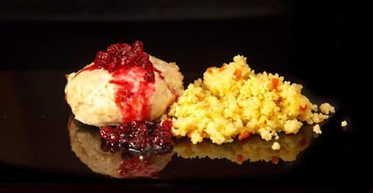 Куриные котлеты с брусничным соусом