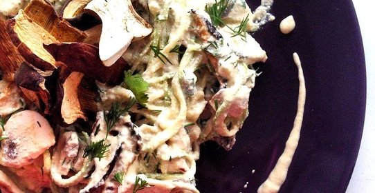 Сыроедческая паста из цукини с соусом «Альфредо»