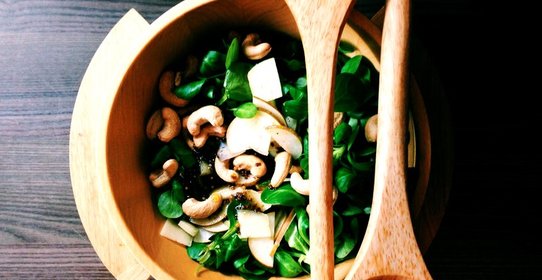 Салат с грушами, козьим сыром и заправкой из меда и горчицы