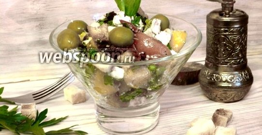 Салат из брынзы с сухариками и томатами