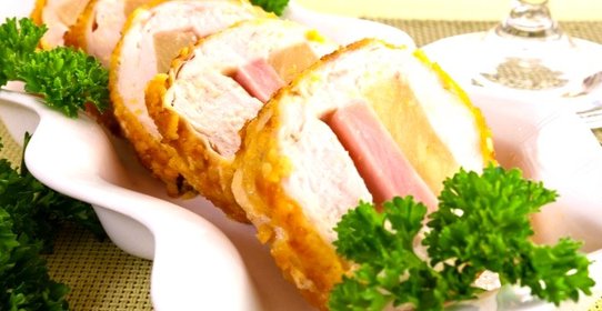 Куриное филе, фаршированное сыром, ветчиной и ананасами