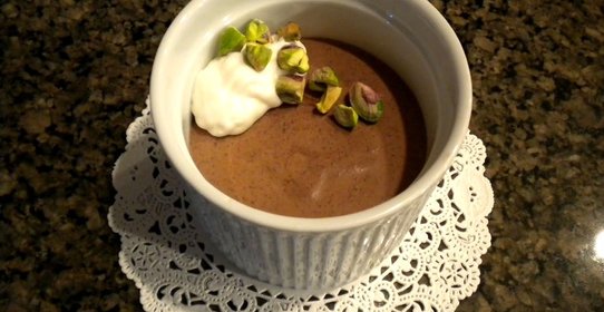 Шоколадный мусс с кремом и фисташками