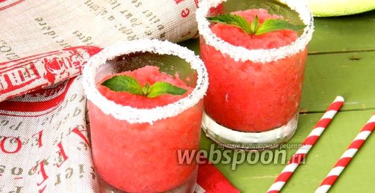 Ледовый коктейль из арбуза и клубники