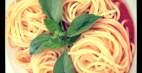 Спагетти с помидорами черри и базиликом